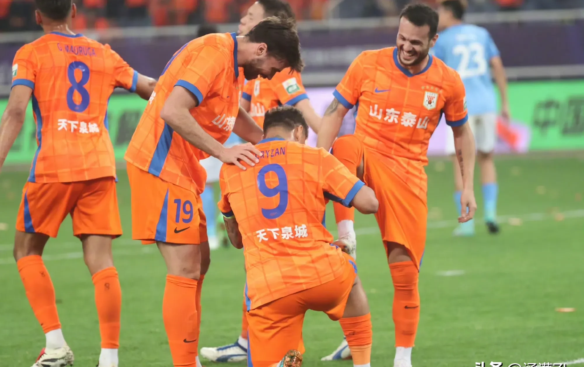 开云体育投注平台关于山东泰山训练开放日，转会期遗憾出局引欢呼，欧冠在即，更衣室氛围转暖的信息